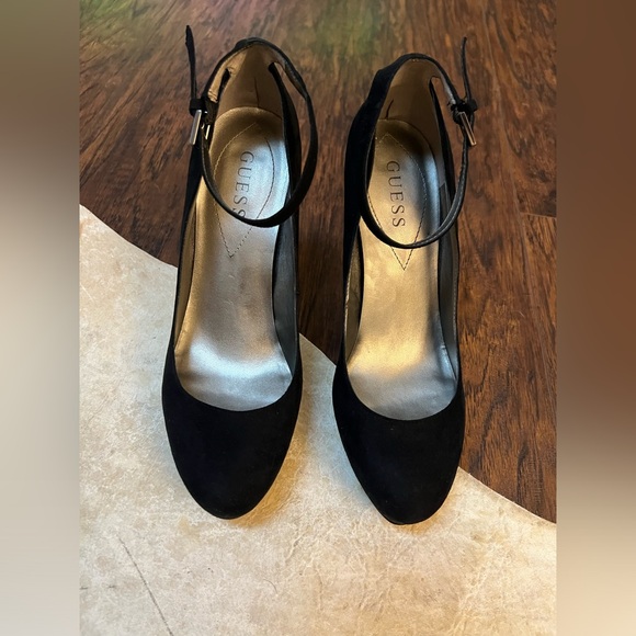 GUESS Pumps - Picture 2 of 10